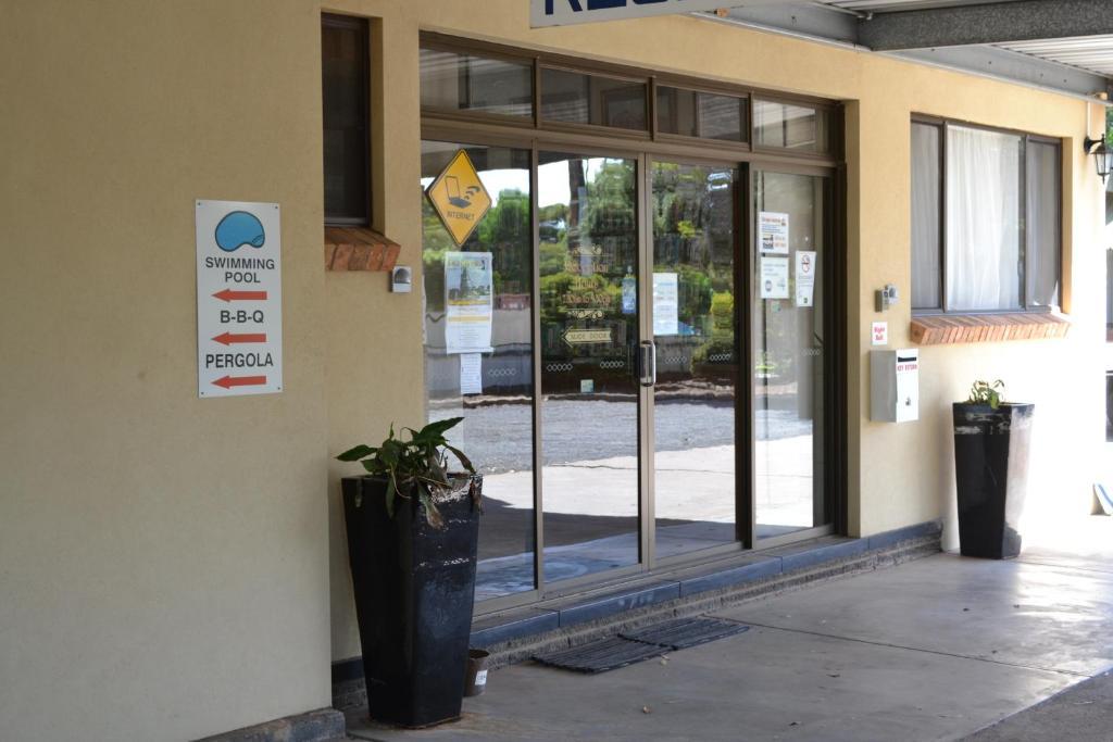 Sturt Motel Броукън Хил Екстериор снимка