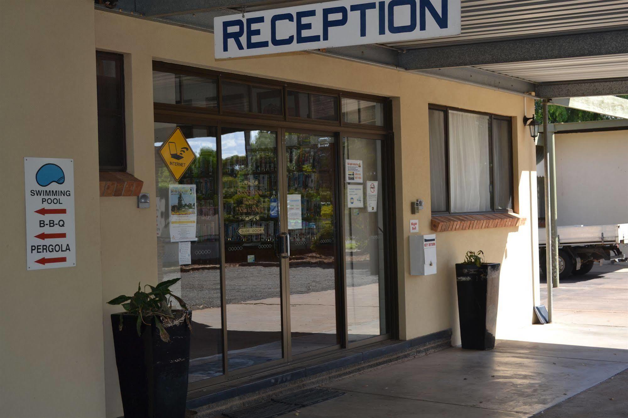 Sturt Motel Броукън Хил Екстериор снимка